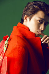 组图：李易峰新春贺岁写真 红衣帅气温暖喜庆