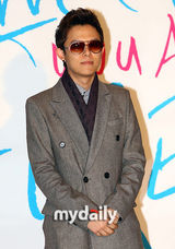 组图：宋承宪贺李辉才大婚 Tony安玄英祝福新人