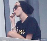 组图：麦莉-赛勒斯现身酒店阳台 疑似吸大麻