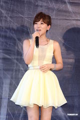 组图：丁当发片牵红线求姻缘 自曝曾被前男友劈腿