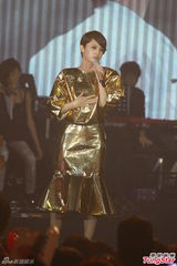 组图：杨丞琳自称集邮女星 与蔡健雅亲吻掀高潮