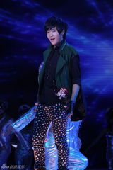 组图：李炜夺2010快男总冠军 刘心武艺分摘亚季军