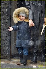 组图：米兰达大雪天带子出街 小弗林见雪花兴奋