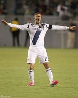 组图：贝克汉姆赛场出糗 偷摸私处被拍下