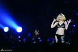 高清图：Lady Gaga巴黎巡演尺度再开 胯下放奖杯