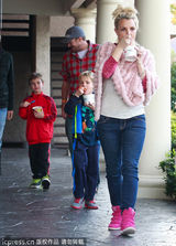 组图：布兰妮不舍小甜甜称号 粉罩衫扮嫩吃甜品