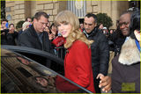 组图：泰勒优雅亮相巴黎 红色外套抢镜十足