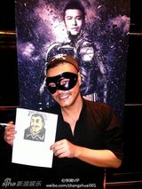 组图：黄晓明开生日派对 变身蝙蝠侠