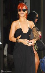 组图：蕾哈娜真空吊带长裙亮相 胸前春光无限