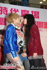 组图：JPM元旦赴港受惊吓 被女粉丝前后夹抱