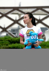 幻灯图：霍思燕世博园内遭老外示爱 品尝法国馆甜点