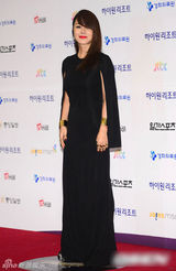 组图：严正花黑裙霸气 烈焰红唇显女王气场