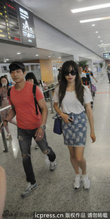 组图：宋茜亮相浦东机场 墨镜遮面衣着随性