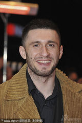 幻灯：《一个好人》首映人多势众 男女星热吻抢镜