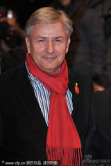 幻灯：本-斯蒂勒《格林伯格》首映 红裙女主角亮丽