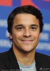 组图：《克鲁德一家》记者会 艾玛斯通靓丽迷人