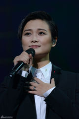 组图：李宇春上海开唱遭男舞者抱 父母首度现身