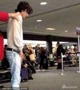 组图：《暮光》狼人演员当众小便 被警察撂倒