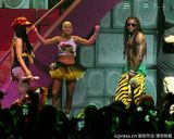 组图：麻辣鸡个唱粉丝强行上台 与保镖激烈扭打