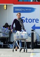 组图：凯特王妃独自驾车购物 衣着朴素平易近人