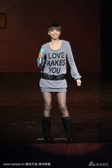 幻灯图集：张靓颖亮相宁波歌友会 连身裙秀身段