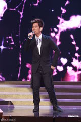 组图：陈思思开唱人气火爆 曾志伟主持twins任嘉宾