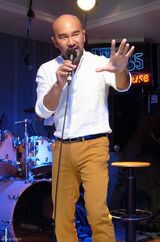 组图：辛龙台北见面会唱情歌 歌迷回赠喜糖