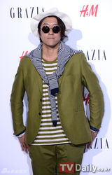 组图：严志媛出席活动裸色裙装高贵似公主