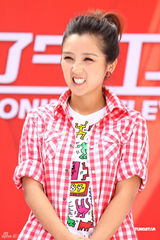 组图：何洁助阵《激情唱响》 现场演唱尴尬忘词