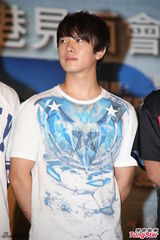 组图：美男乐团FTIsland亮相 与粉丝亲昵击掌