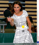 组图：哈利王子逗嫂子凯特王妃莞尔一笑