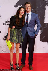 组图：德普撑《独行侠》柏林首映 汉莫揽美女