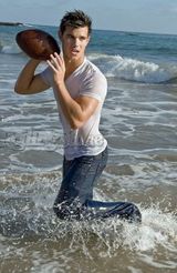 幻灯图集：《暮光》男星泰勒-洛特成《滚石》新宠