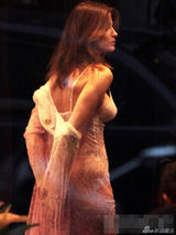 组图：超模史蒂芬妮逛内衣店 真空试衣豪乳毕现