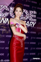 幻灯图：许志安出席时尚活动 谢婷婷短裙秀性感