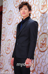 组图：SBS和KBS颁奖典礼 韩石奎申河均分获演技大奖