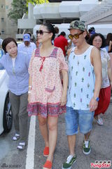 组图：应采儿穿大肚裙出院 陈小春贴心搀扶