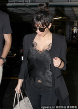 组图：金-卡戴珊亮相墨镜遮面秀丰满上围