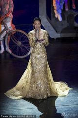 组图：章子怡金色礼服登台朗诵 知性典雅