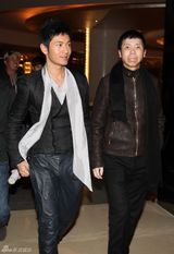 幻灯：黄晓明与小S分获压轴大奖 大方挽手晒友情