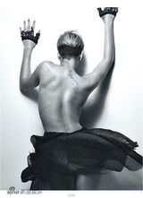 幻灯图集：蕾哈娜登《W》杂志封面 展性感美背