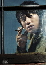 高清组图：韩星池城演绎废墟中的男人 穿皮裤玩颓废