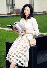 组图：李小冉白裙写真 沐浴阳光知性唯美