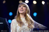 组图：泰勒亮相格莱美提名音乐会 镂空礼服晒钻戒