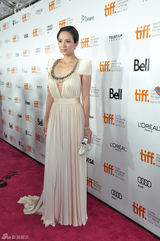 组图：章子怡裸色礼服亮相搭配复古发型