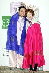 组图：韩谐星尹亨彬大婚徐仁国Solbi等送祝福