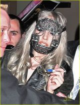 高清：Lady Gaga献唱慈善演出 戴华美面具大秀劲舞