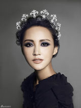 组图：张歆艺最新杂志写真 变身时尚Party黑天鹅