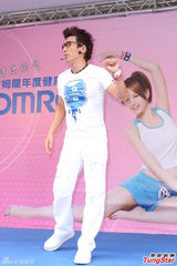 组图：安心亚不介意成票房毒药 瘦身成功秀美腿