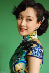 高清图：马苏玲珑身段展旗袍风韵  多剧热播掀热潮 